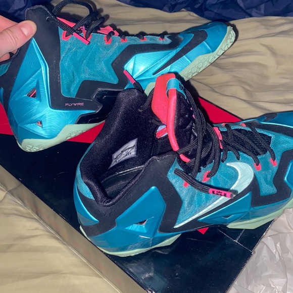Lebron 11 South beach size 10 - Picture 6 of 6